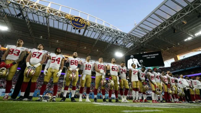 Jugadores de San Francisco 49ers guanda minuto de silencio 