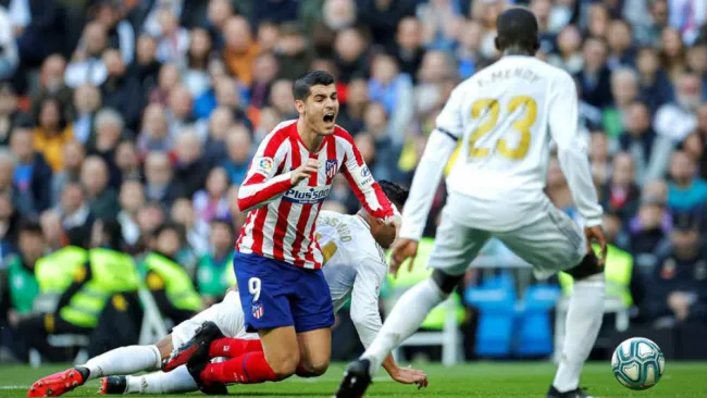 Morata recibe una falta de Casemiro 