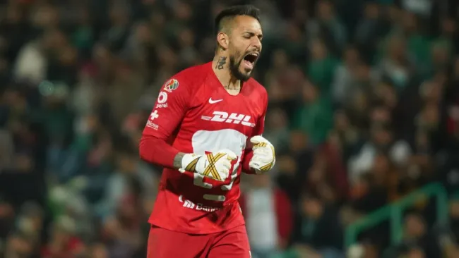 Alfredo Saldívar celebrando una anotación con Pumas