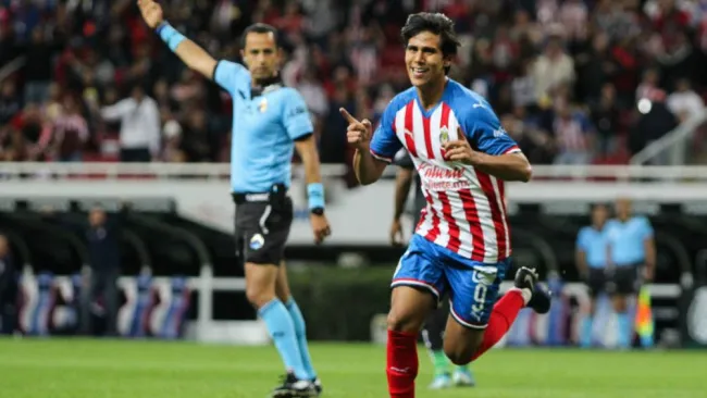 Macías, en festejo con Chivas