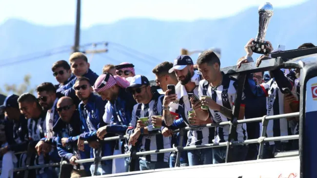 Rayados celebrando con su afición 