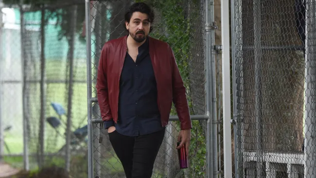 Amaury, afuera de las instalaciones de Verde Valle