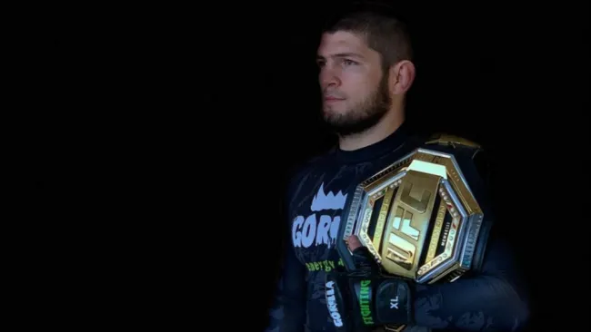 Khabib Nurmagomedov con un cinturón