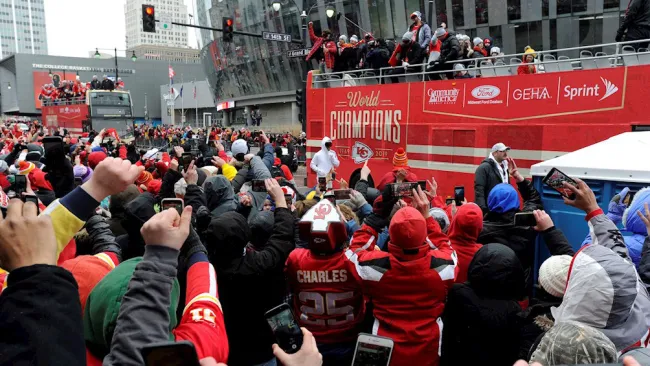 Seguidores de los Chiefs ven pasar el autobús de los campeones