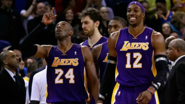 Kobe y Howard al entrar a la duela con los Lakers