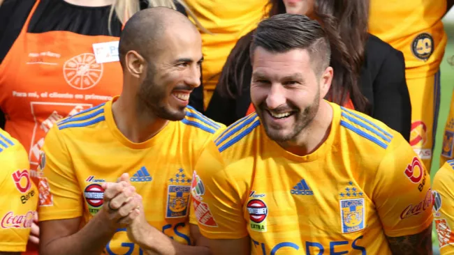 Pizarro y Gignac en la foto oficial 