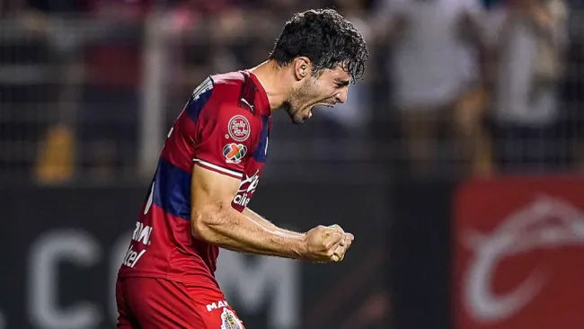 Pollo Briseño lanza un grito en un juego de Chivas