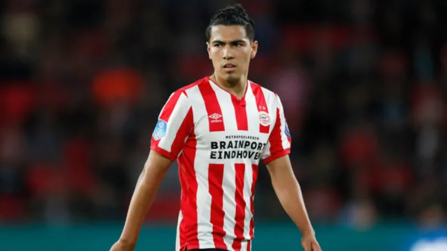 Erick Gutiérrez jugando con PSV