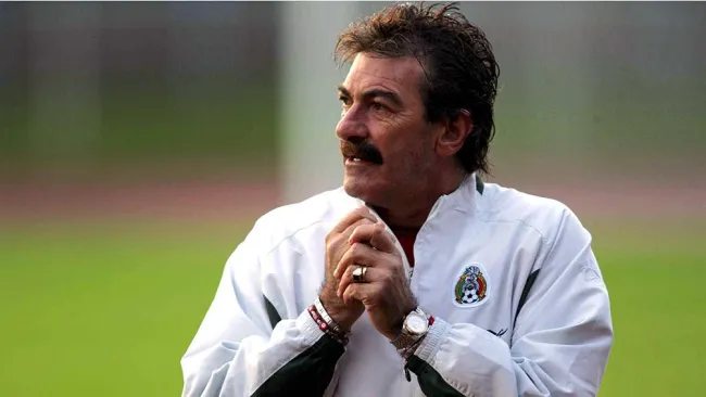 Ricardo La Volpe en un entrenamiento con el Tri en 2005