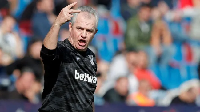 Javier Aguirre, estratega mexicano, dirigiendo 