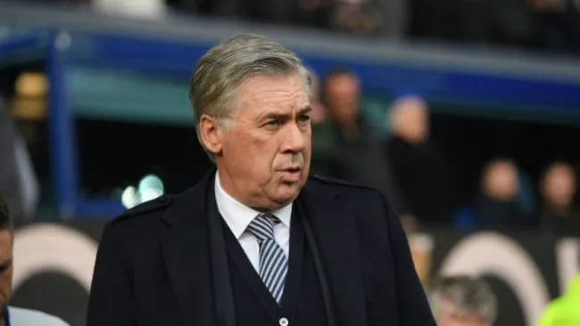Carlo Ancelotti dirigiendo al Everton