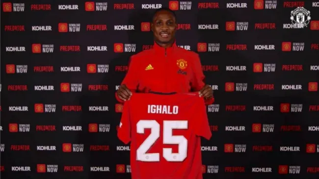 Odion Ighalo posando con la playera del Manchester United