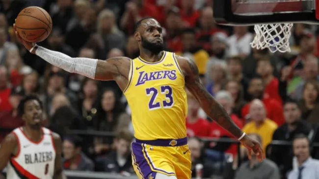 LeBron James jugando con los Lakers