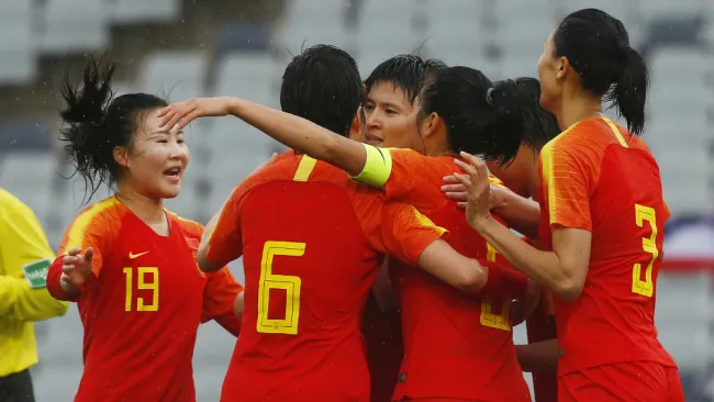 La selección femenil de China festeja un gol