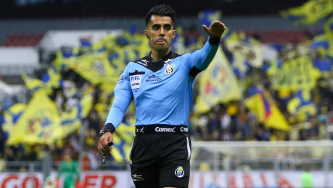 Adonai Escobedo durante un duelo de la Liga MX