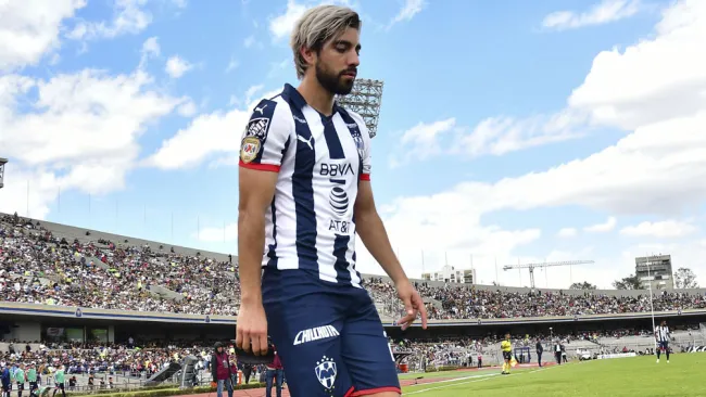 Rodolfo Pizarro durante un duelo con Rayados 