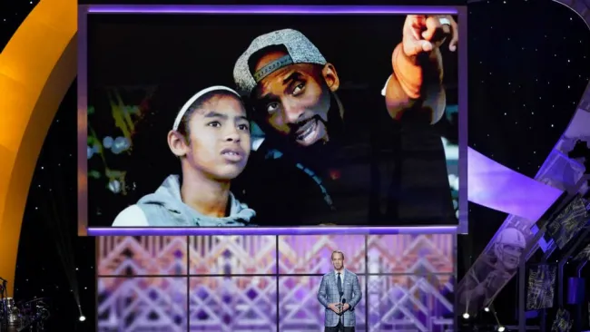 Kobe y su hija reciben homenaje