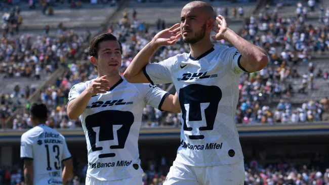 Carlos González celebra una anotación con Pumas 