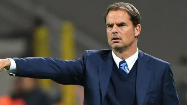 De Boer dirigiendo un encuentro 