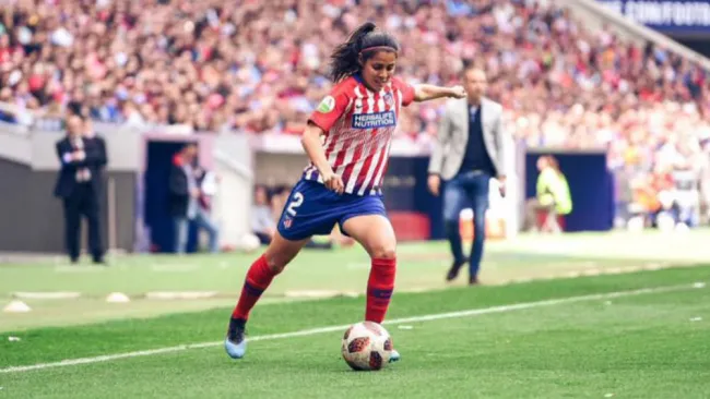 Kenti Robles durante un duelo con el Atlético de Madrid 
