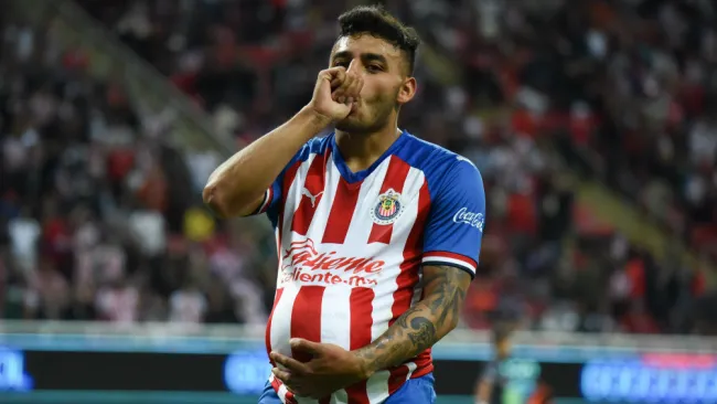 Alexis Vega en celebración de gol