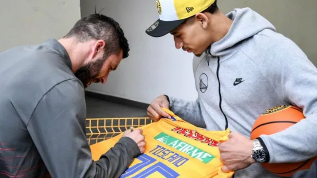 André-Pierre Gignac firmando una playera de Tigres para Toscano