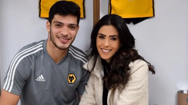 Raúl Jiménez junto a su novia, Daniela Basso