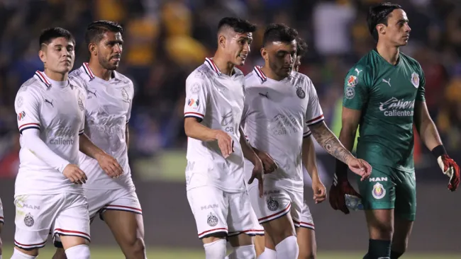 Jugadores de Chivas tras caer en la Jornada 5