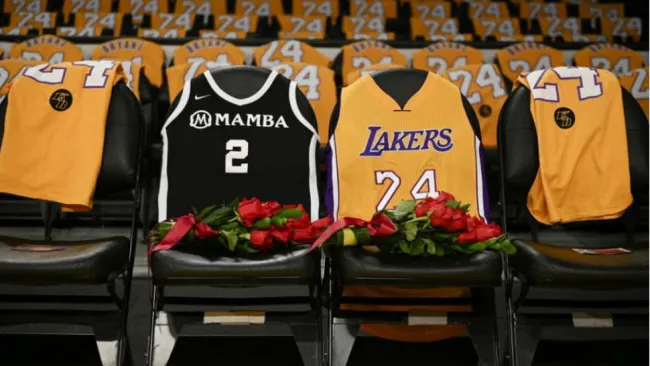El Staple Center cubierto de jerseys de Kobe