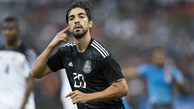 Rodolfo Pizarro durante un juego de México