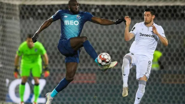 Marega le gana un esférico a Lucas Evangelista 