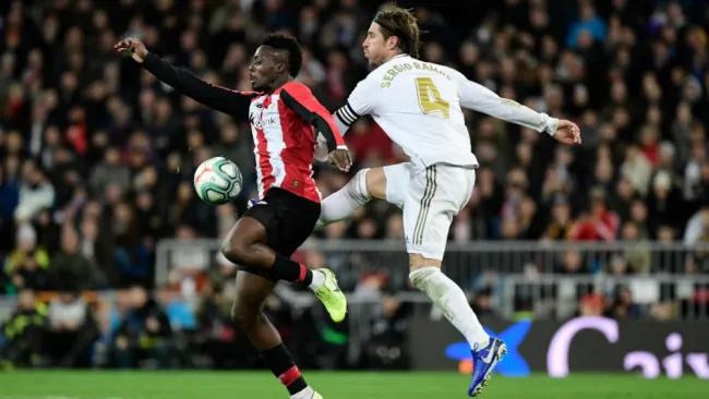 Ramos pelea contra Iñaki Williams 