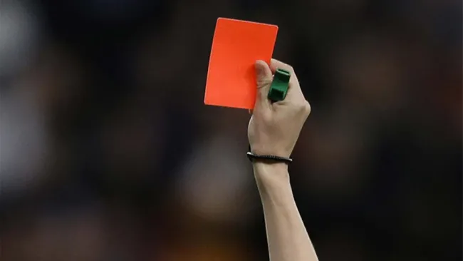 Silbante muestra una tarjeta roja