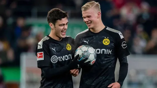 Erling Haaland y Giovanni Reyna en un juego del dortmund