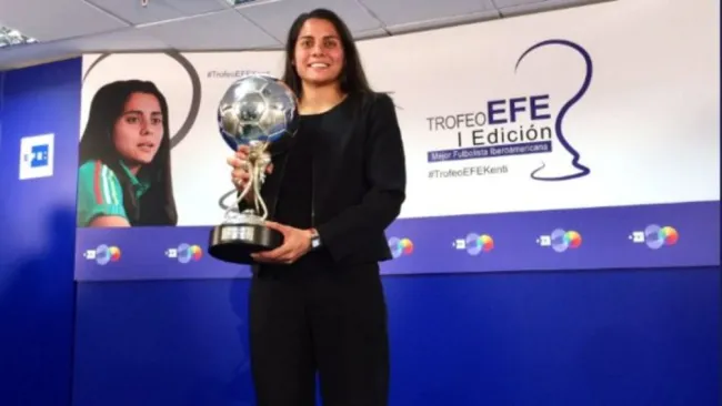 Kenti Robles con su nuevo galardón 