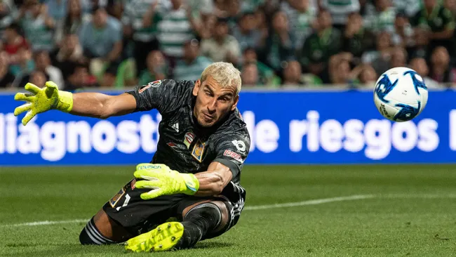 Nahuel Guzmán intenta atajar un balón