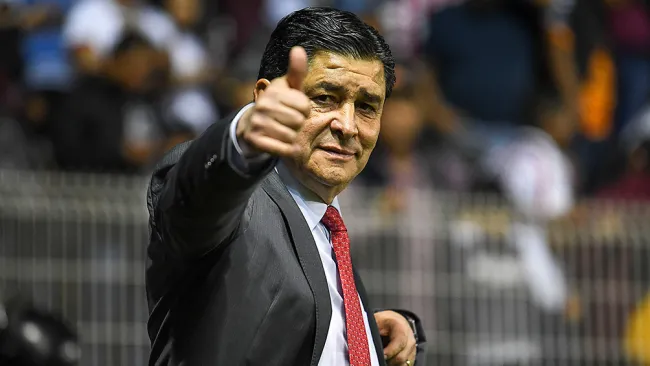Luis Fernando Tena en un partido con Chivas 