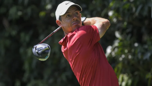Rory McIlroy tras impactar la pelota