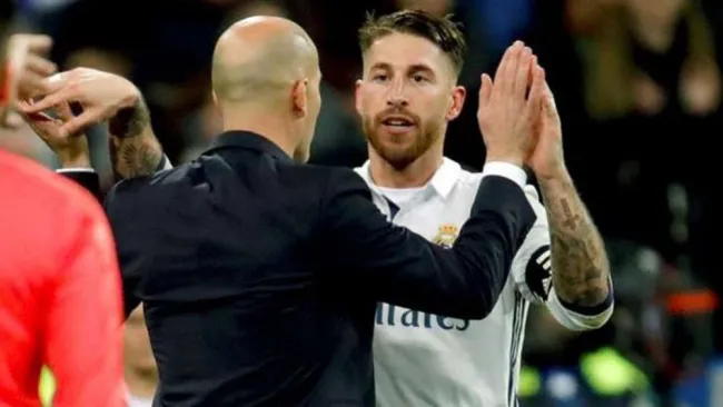 Zinedine Zidane y Sergio Ramos se saludan