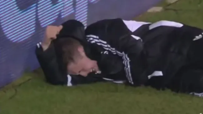 Charlie Morgan tras ser pateado por Hazard en 2013