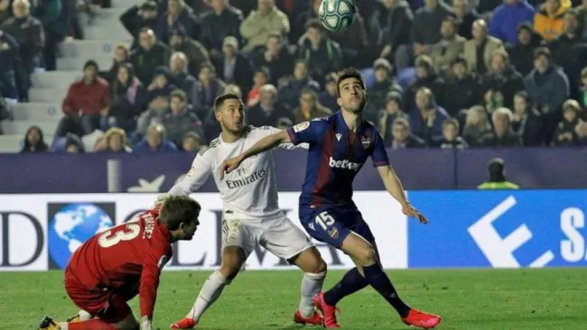 Hazard batalla por la esférica ante Postigo 