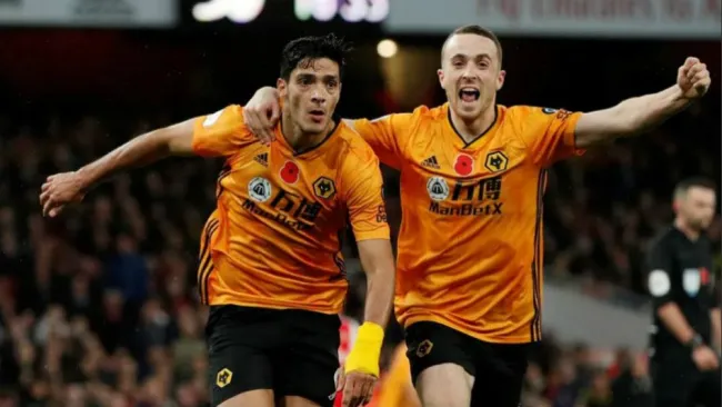 Raúl Jiménez y Diogo Jota celebrando una anotación con Wolverhampton