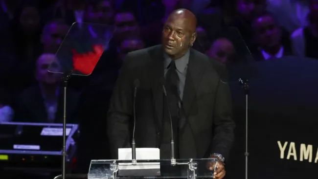 Michael Jordan durante el homenaje a Kobe Bryant