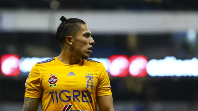 Carlos Salcedo durante un partido con Tigres