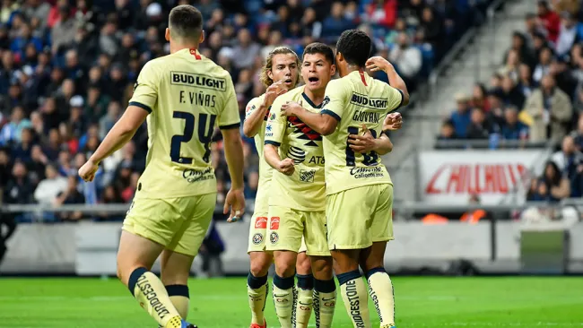 Jugadores de América festejan un gol