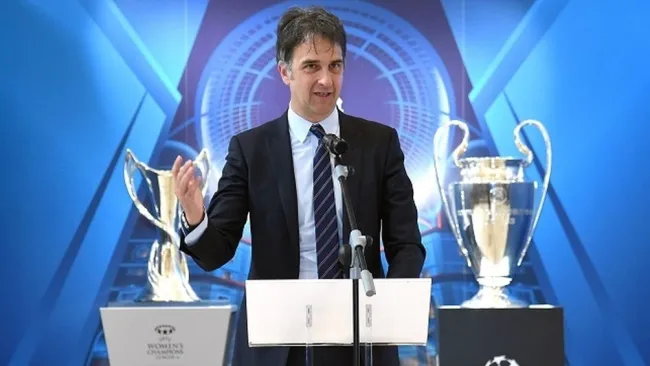 Vicepresidente de la UEFA durante una conferencia de prensa 