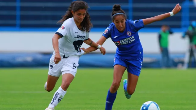 Jugadoras de Pumas y Cruz Azul, durante un partido