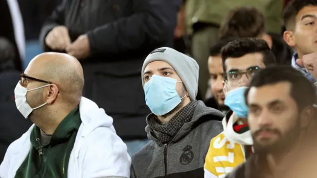 Aficionados con cubrebocas en el Bernabéu