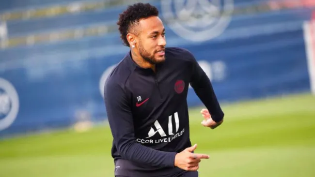 Neymar en un entrenamiento con el PSG