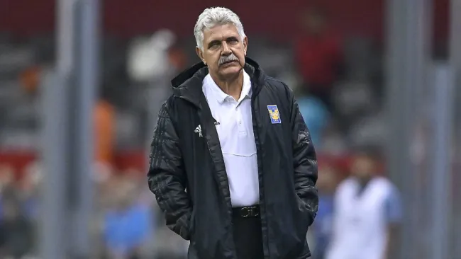 Tuca Ferretti durante un partido de Tigres